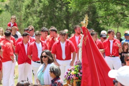 Los mozos con camisa roja y de blanco, junto a la virgen.-A.I. RICA