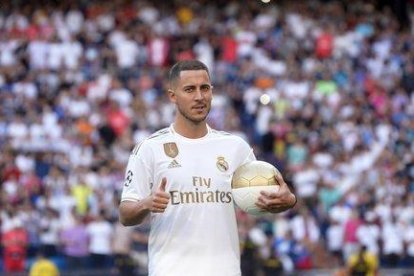 Eden Hazard durante su presentación como jugador del Madrid.-JOSÉ LUIS ROCA (EL PERIÓDICO)