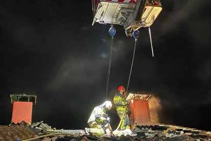 Los bomberos de la Diputación intervienen en el incendio en Santervás del Burgo. HDS