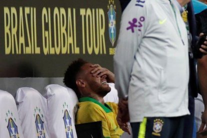 Neymar se retiró lesionado a los 17 minutos del primer tiempo en el amistoso entre su selección contra Qatar.-REUTERS