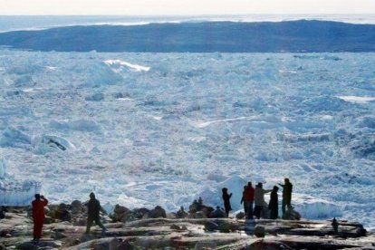 Un grupo de turistas contempla el hielo del fiordo de Ilulissat  en la costa oeste de Groenlandia El deshielo se multiplica por cuatro en 10 años AFP-AFP