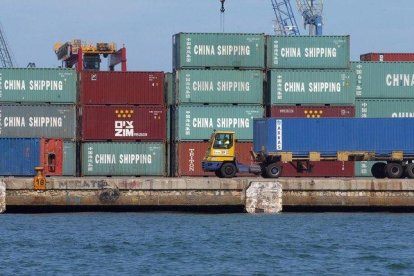 Contenedores con productos de China en el muelle de Levante del Puerto de Valencia.-MIGUEL LORENZO