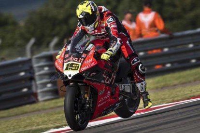 Álvaro Bautista, a los mandos de su Ducati, en el GP de Inglaterra, celebrado en Donington Park.-DUCATI ARUBA / MATTEO CAVADINI