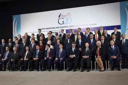 Los ministros de Economía y gobernadores de los bancos centrales del G-20 posan en Lima, junto con la directora gerente del FMI, Christine Lagarde, y el presidente del Banco Mundial, Jim Yong Kim, durante la asamblea general de estas instituciones.-GERALDO CASO BIZAMA / AP