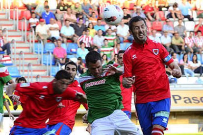 Nagore, Orbaiz y Juanjo en una jugada del choque de ayer. / U. Sierra-