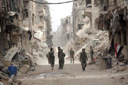 Soldados del Ejército de Damasco patrullan por el barrio de Yarmouk, en el sur de la capital siria.-EFE / YOUSSEF BADAWI