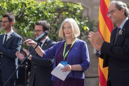 El alcalde de Fonollosa, Eloi Hernàndez, el vicepresidente del Govern, pere Aragonès, la expresidenta del parlamento escocés, Tricia Marwick, y el president, Torra, en el plau de la Generalitat.-EFE