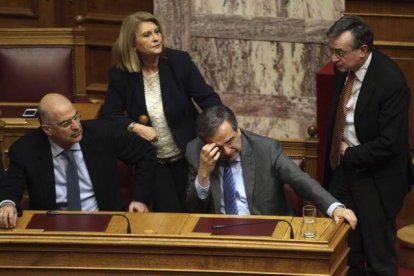 El primer ministro heleno, Antonis Samaras (segundo a la derecha), asiste a la votación den el Parlamento por el presidente Griego en la Cámara Baja en Atenas.-Foto: EFE / SIMELA PANTZARTZI