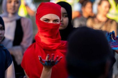 Miembros del grupo de Mujeres en Diáolo, participan en una protesta contra la ley.-MARTIN SYLVEST