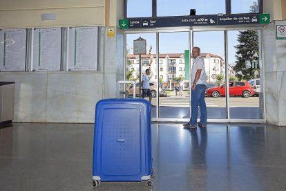 Carlos, en la estación de Valladoldid, a la que acaba de regresar.-NURIA MONGIL