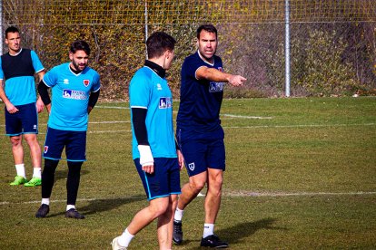 Iñaki Bea dirige un entrenamiento del CD Numancia en la ciudad deportiva MARIO TEJEDOR