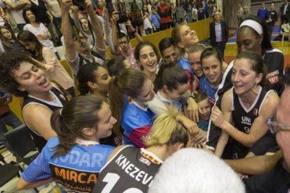 Noemí Jordana, capitana del UniGirona (derecha), arenga a sus compañeras en un reciente partido.-