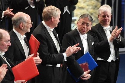 El Nobel de Literatura del 2017, Kazuo Ishiguro, los galardonados en Medicina (Jeffrey Hall, Michael Rosbash y Michael Young) y Economía (Richard Thaler).-TT / FREDRIK SANDBERG