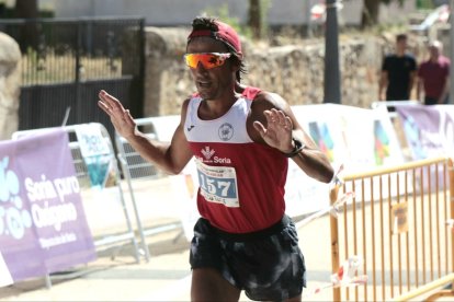 Diego Fernández en el momento de cruzar la línea de meta como ganador del Cross de Abejar. GONZALO MONTESEGURO