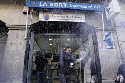 La administración La Sort, del barcelonés barrio de Gracia, vendió los décimos que acabaron en Soria.-HDS