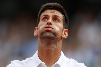 Novak Djokovic resopla en la central de Roland Garros durante su partido de tercera ronda contra el argentino Diego Schwartzman.-CHRISTIAN HARTMANN