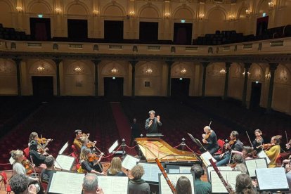 El joven director de orquesta soriano Alejandro Puerta Cantalapiedra dirige a la Orquesta de Cámara de Países Bajos. ICAL