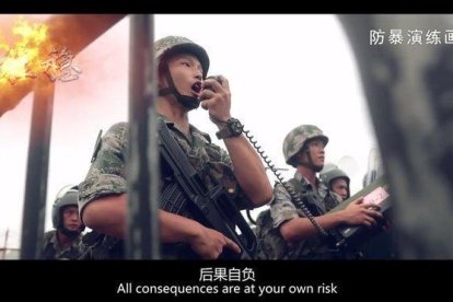 Imagen del vídeo del Ejército Popular de China en la que un agente avisa a los hongkoneses de las consecuencias de lo que ocurra.-EJÉRCITO POPULAR DE CHINA (AFP)