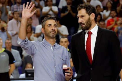 Navarro recibe de manos de Garbajosa la medalla de oro y brillantes de la federación.-EFE / JUANJO MARTÍN