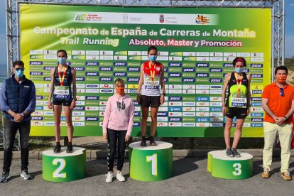 Yolanda Martín Ramos en la segunda plaza del podio como subcampeona de España. RFEA