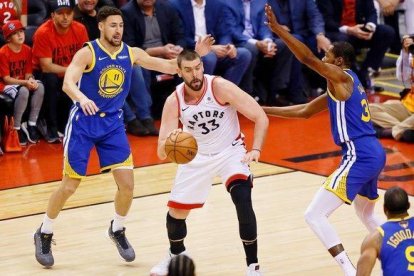 Marc Gasol, entre Klay Thompson y Kevin Durant (derecha), durante el partido en Toronto.-