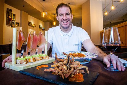 Mario Sanz Mamolar de La Gastrotasquista con un 'tenderete', una oreja crujiente con salsa de piquillo y una pasta de pimiento con pisto. MARIO TEJEDOR