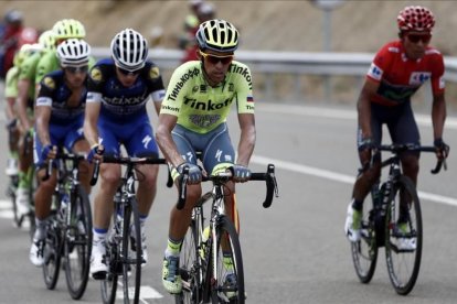 Nairo Quintana y Contador, durante la etapa con final en Formigal.-EFE / JAVIER LIZON