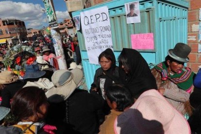 Familiares de los muertos durante las protestas en Bolivia esperan fuera del del Instituto de Investigaciones Forenses.-EFE