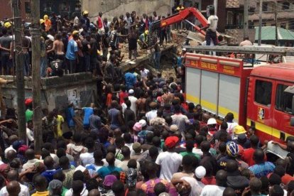 Tumulto frente al edificio de una escuela derrumbado en Nigeria.-TEMILADE ADEJALA (REUTERS)