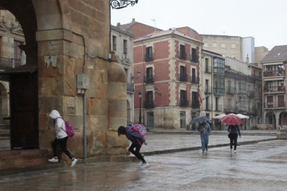 Carreras y paraguas para protegerse de una tormenta en mayo de 2018. HDS