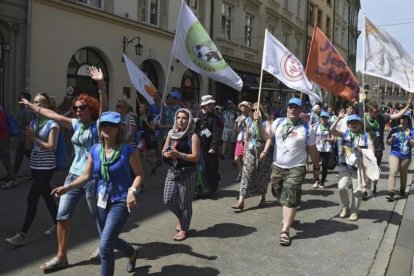 Peregrinos participan en un acto organizado dentro de los preparativos de la Jornada Mundial de la Juventud, en Cracovia, este lunes.-EFE / RADEK PIETRUSZKA