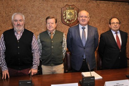 Foto de familia en la presentación del informe en la sede del Colegio de Médicos.-Valentín Guisande