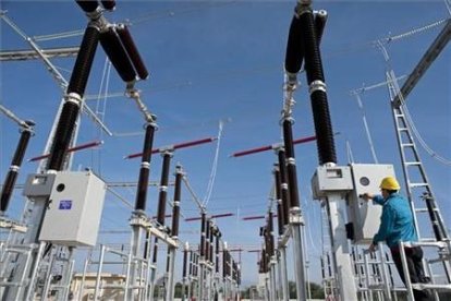 Subestación de Red Eléctrica de España (REE) de la línea de muy alta tensión (MAT).-EFE / ROBIN TOWSEND