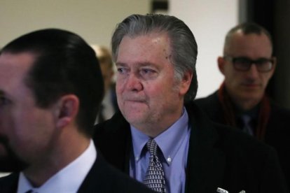 Bannon (centro) llega al comité de inteligencia del Congreso, reunido a puerta cerrada, el 16 de enero, en Washington.-AFP / MARK WILSON