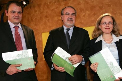 Nadia Calviño, en su etapa como directora general de Competencia en 2004, junto al exvicepresidente Pedro Solbes y al exsecretario de Estado de Economía, David Vegara.-JUAN CARLOS HIDALGO (EFE)