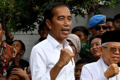 Joko Widodo celebra su victoria en las elecciones durante una visita a un barrio de Yakarta, este martes.-GOGH CHAI HIN (AFP)