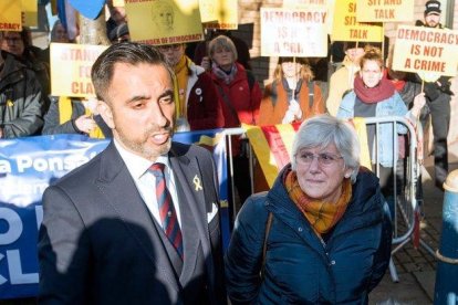 Clara Ponsatí, junto a su abogado, Aamer Anwar, en el momento de entregarse a la policía escocesa.-NEIL HANNA / AFP