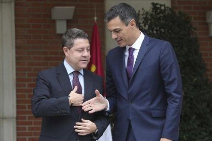 Emiliano García Page y Pedro Sánchez, en octubre del 2018 en la Moncloa.-DAVID CASTRO