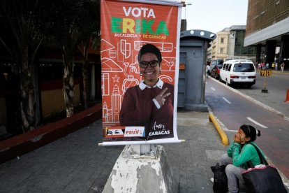 Cartel electoral de Erika Farias, candidata chavista a alcalde al distrito Libertador.-MARCO BELLO / REUTERS