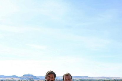 José Antonio Arévalo (i) y César Nuñez Piedrahita posan en una viña de Curiel.-M.T.