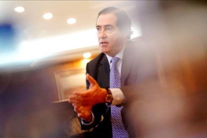 El presidente de CEOE, Antonio Garamendi, en un momento de la entrevista.-JOSÉ LUIS ROCA