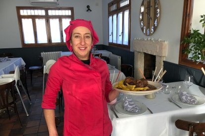 Virginia Rico con uno de sus guisos en el comedor del restaurante La Farola de Velilla