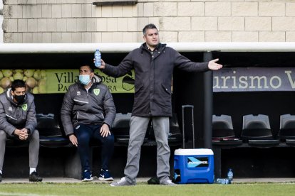 Álex Huerta tiene difícil seguir como entrenador del Numancia. HDS