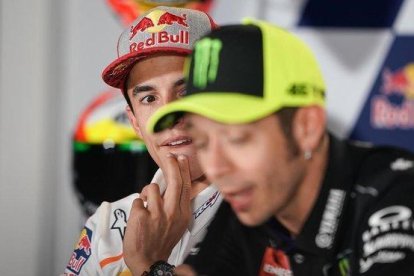 Marc Márquez observa, sorprendido, una explicación de hoy, en Jerez, de Valentino Rossi.-ALEJANDRO CERESUELA