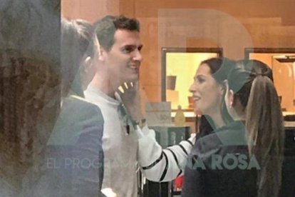 Albert Rivera y Malú, en un centro comercial.-TELE 5