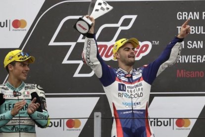 Joan Mir, a la izquierda, segundo hoy en el GP de San Marino, junto al vencedor Romano Fenati.-AP