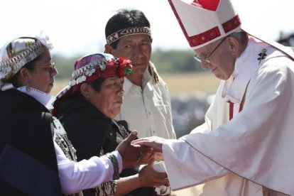 El papa Francisco saluda a unos mapuches en la misa en la base aérea de Temuco, en Chile, este miércoles 17 de enero.-AP / ALESSANDRA TARANTINO