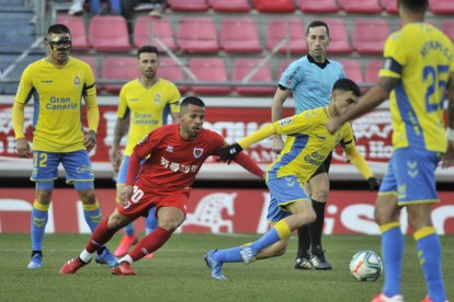 Gus Ledes persigue a Pedri en el encuentro del sábado ante Las Palmas. VALENTÍN GUISANDE