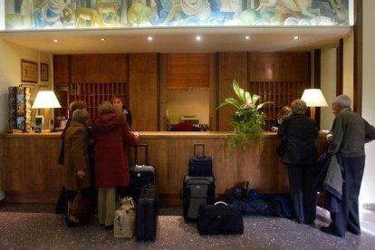 Jubilados del Imserso, en un balneario de Caldes de Malavella (Gerona).-