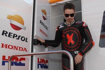 Jorge Lorenzo desciende del camión del equipo Repsol-Honda, el día que, por vez primera, probó la Honda en Cheste (Valencia).-REPSOL MEDIA / JAIME OLIVARES